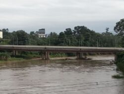 Jembatan Sembuan Diperkirakan Berumur 42 tahun,Sampah Kayu Besar pada Tiang tidak pernah dibersihkan.