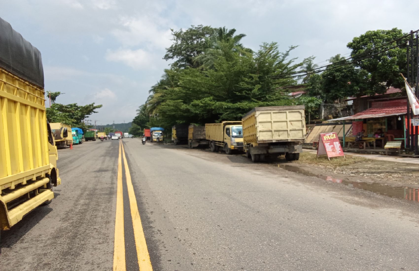 Parkir Armada batu bara sembarangan mulai terasa mengganggu di dusun Bangko