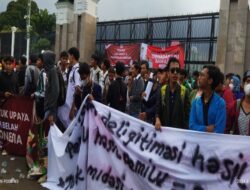 Ribuan Pelajar dan Mahasiswa Lakukan Aksi penolakan hak angket di Depan Gedung DPR RI