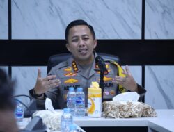 Kabid Humas Polda Metro Jaya Beri Penghargaan Kepada Kasi Humas Dan Personel Berprestasi