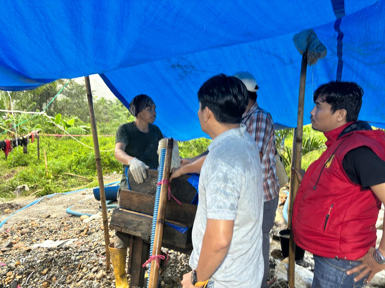 Berburu Emas Lewat Lobang Jarum, Lima Orang Pelaku Diamankan Sat Reskrim Polres Merangin