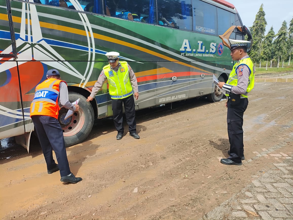 RAMP CHECK dilaksanakan Satlantas Polres Merangin pada Bus Guna meminimalisir terjadinya Lakalantas.