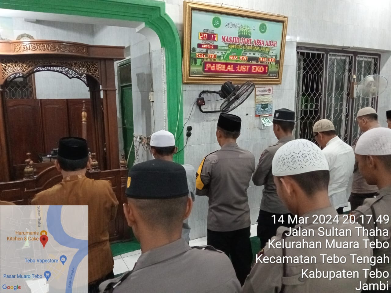 Personel Polres Tebo Melaksanakan Sholat Terawih Keliling