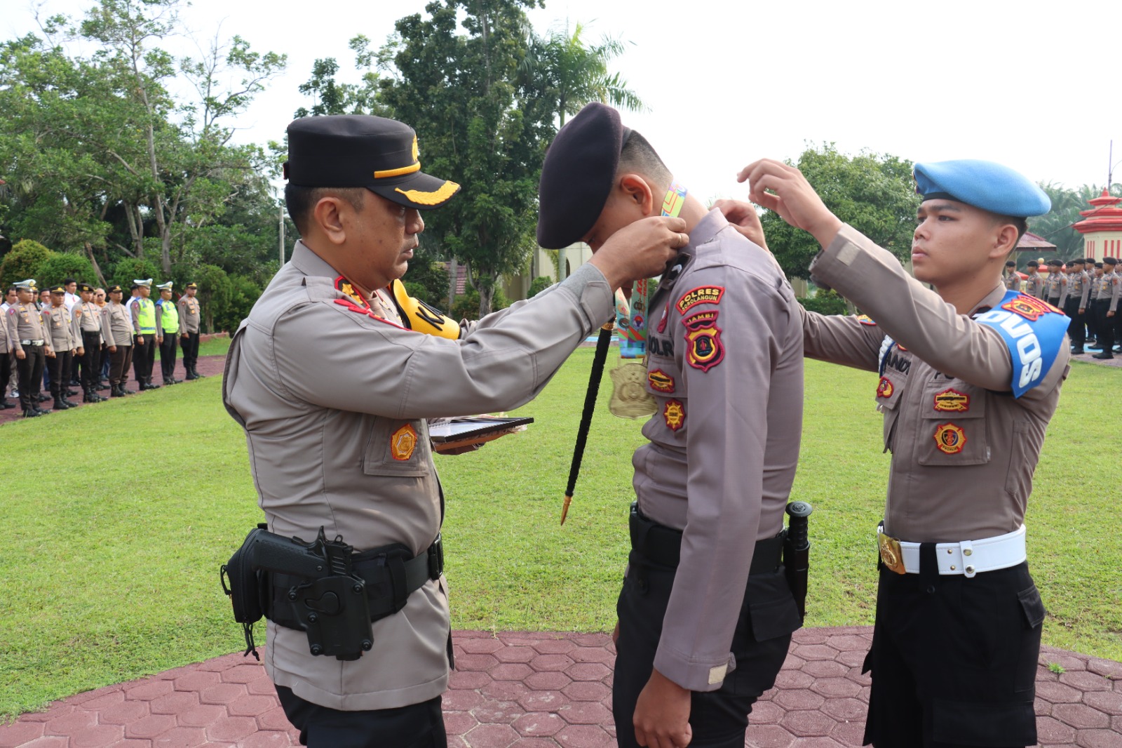 Kapolres Sarolangun AKBP Budi Prasetya, S.IK, M. Si Berikan Penghargaan Kepada Personil Berprestasi Bripda Yudhistira