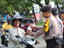 Sambut Bulan Suci Ramadhan 1445H-2024M.Samapta Bagi Taqjil di Jalur Lambat depan Mapolres Merangin.