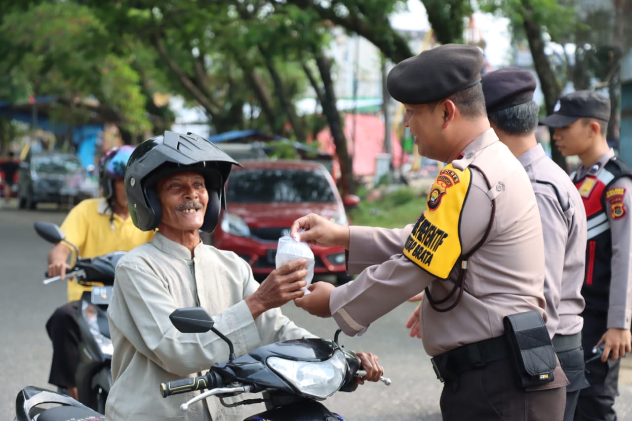 Sambut Bulan Suci Ramadhan 1445H-2024M.Samapta Bagi Taqjil di Jalur Lambat depan Mapolres Merangin.