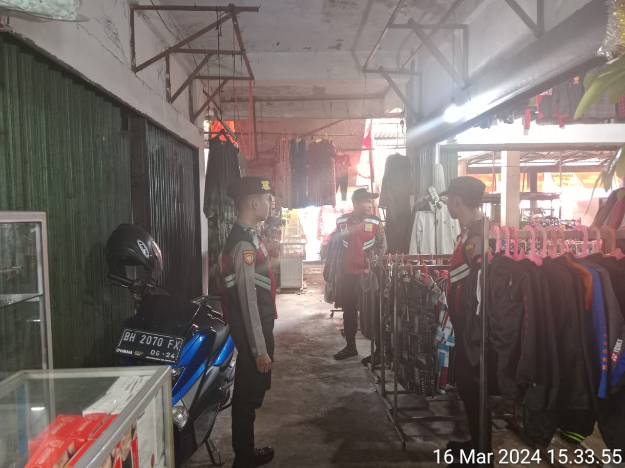 Lakukan Pengamanan Saat Warga Berbelanja di Los Pasar,Samapta Polres Merangin Laksanakan Patroli Jalan Kaki