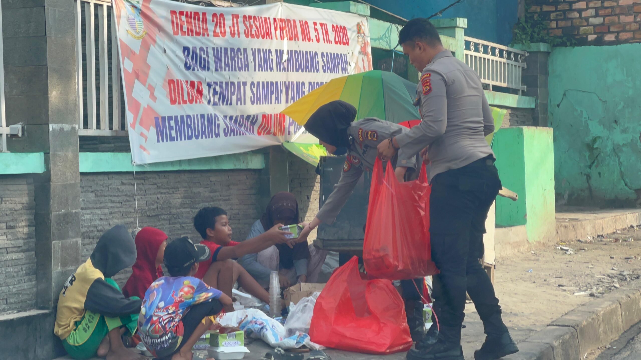 Selama bulan Suci Ramadhan, Kepolisian Daerah (Polda) Jambi membagikan nasi dan takjil gratis,