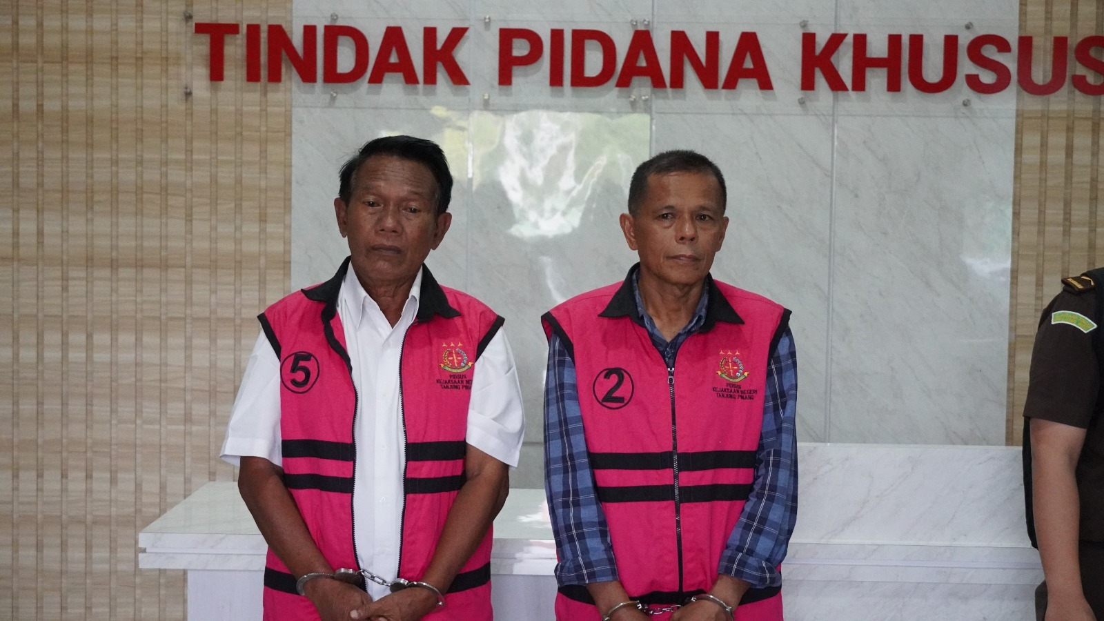 “LAGI-LAGI” TIM PENYIDIK PIDSUS KEJATI KEPRI MENETAPKAN 2 TERSANGKA DAN MELAKUKAN PENAHANAN DALAM PERKARA DUGAAN TINDAK PIDANA KORUPSI PADA KEGIATAN PEMBANGUNAN POLDER PENGENDALI BANJIR TAHUN 2021