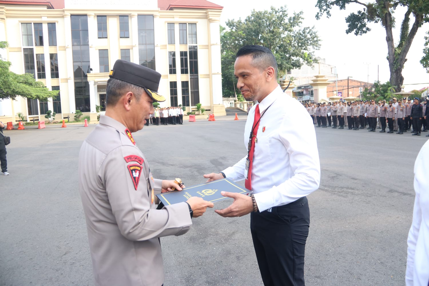 Irjen Pol. Rusdi Hartono memimpin Apel Pagi Personel dan Pemberian penghargaan personel Polda Jambi