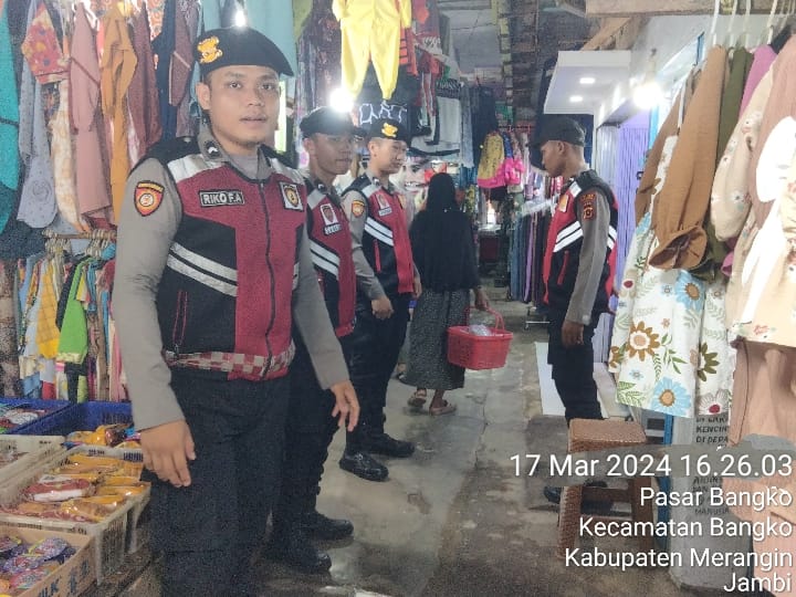 Patroli Jalan Kaki di Los dan Lorong Pasar Saat Warga Tengah berbelanja dan berburu Taqjil 