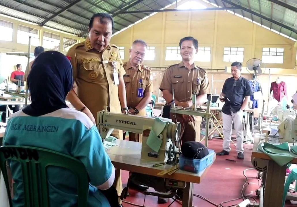 Pj Bupati Bekali Anak Putus Sekolah dengan Keterampilan Gelar Pelatihan Menjahit dan Mengelas di BLK Merangin