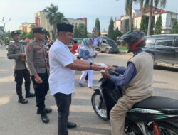 Polres Sarolangun Bagikan Takjil di di Simpang Masjid Al-Falah Sarolangun