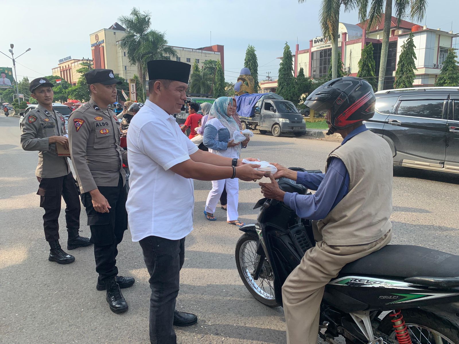 Polres Sarolangun Bagikan Takjil di di Simpang Masjid Al-Falah Sarolangun