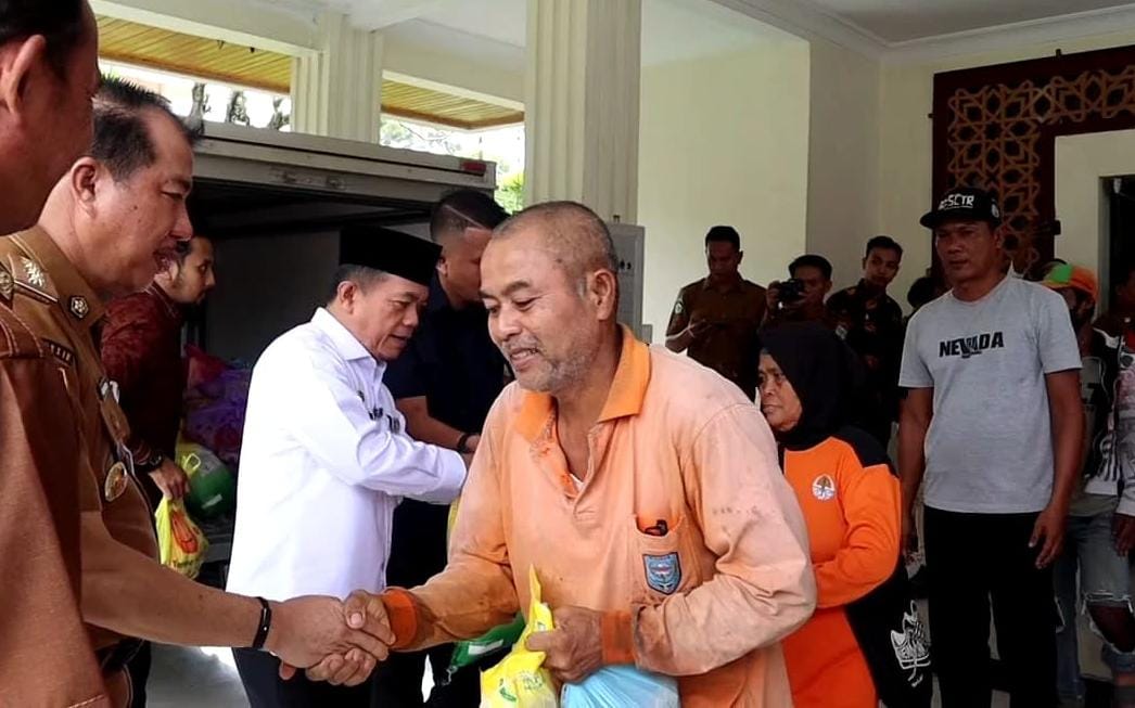 Pj Bupati Dampingi Gubernur Serahkan Bantuan Pensiunan Petugas Kebersihan Disantuni Paket Sembako   