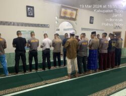 Personel  Polri Polres Tebo Bintara Remaja  Melaksanakan Sholat Terawih  Di Masjid  Baitul Mukmin  Polres Tebo