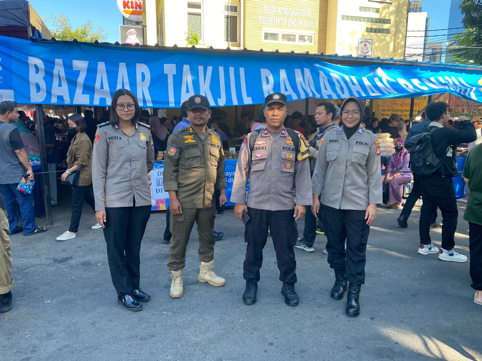 Polwan Polres Metro Jakarta Pusat melaksanakan Patroli Menjelang Berbuka Puasa