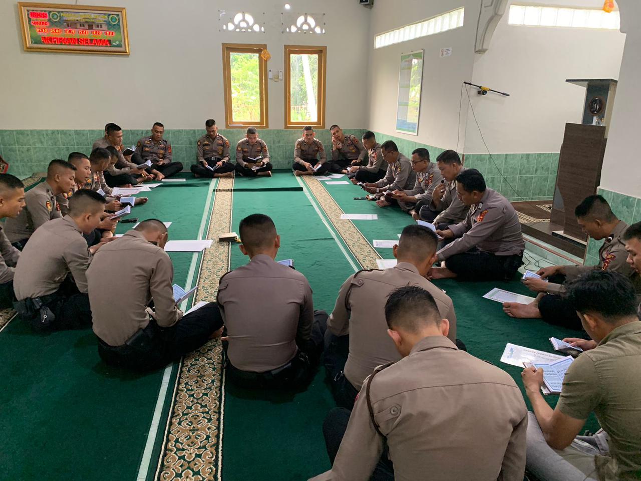 Polres Tebo Melaksanakan  Binrohtal Di masjid Baitul Mukmin  Untuk Mempererat  Keharmonisan