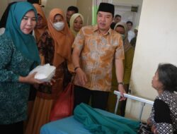 Pj Bupati dan Forkopimda Berbagi Takzil di RS Ibu-ibu dari Berbagai Organisasi Perempuan Kompak Turut Berbagi Takzil