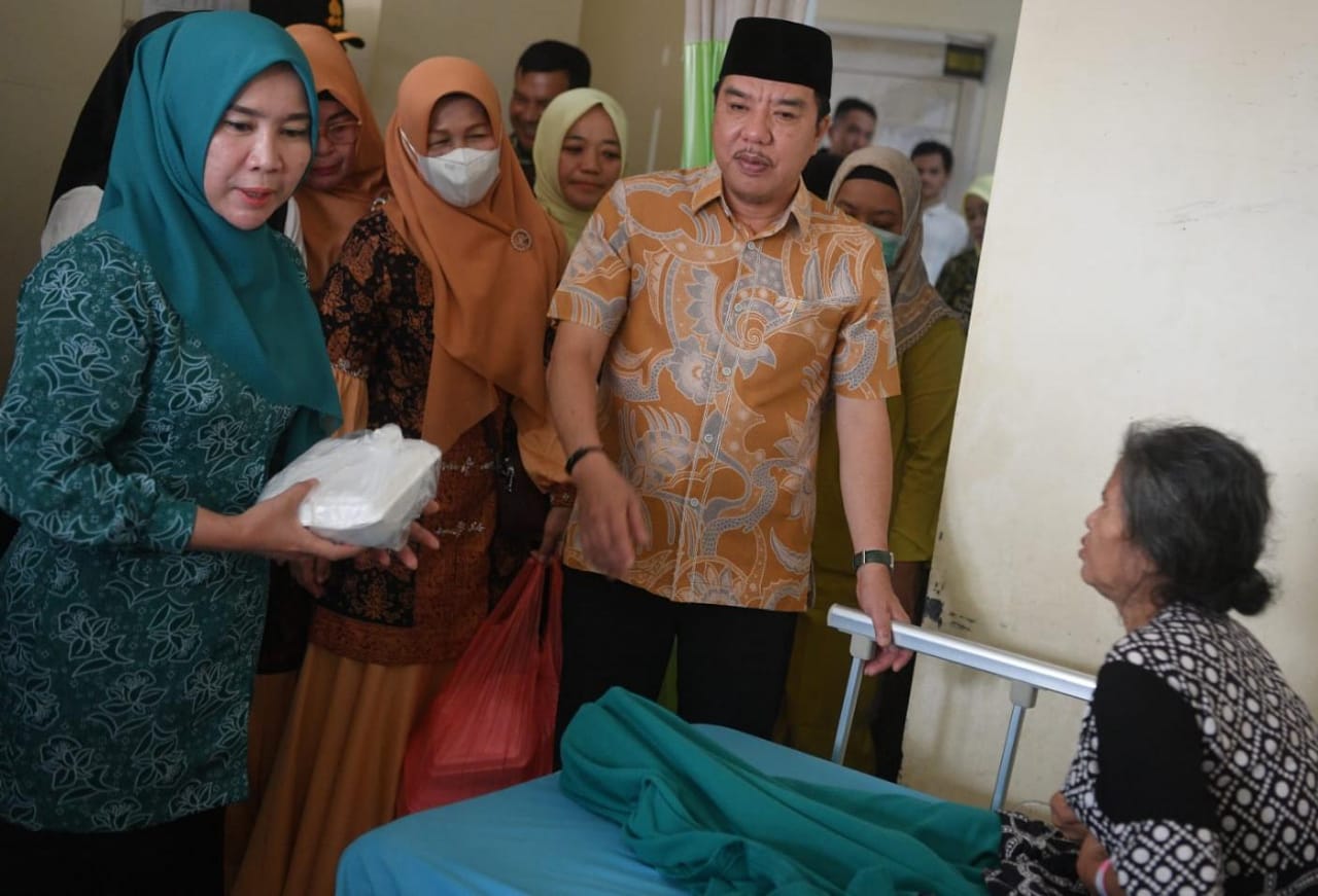 Pj Bupati dan Forkopimda Berbagi Takzil di RS Ibu-ibu dari Berbagai Organisasi Perempuan Kompak Turut Berbagi Takzil