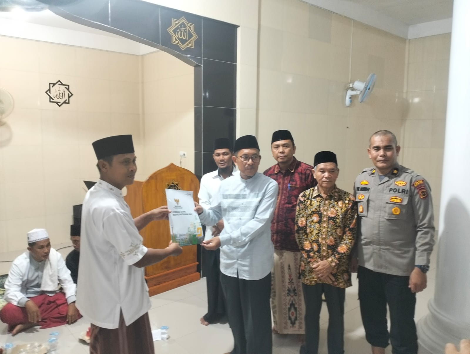 Polres Merangin bersama Asisten II Setda Merangin Serahkan Bantuan Baznas pada Warga di Desa Tegal Rejo