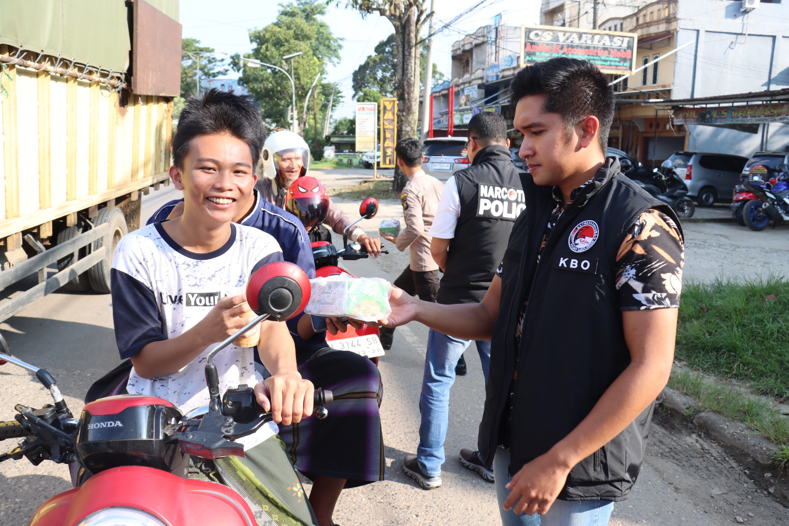 Bag SDM dan Sat-Resnarkoba Polres Sarolangun Bagi Taqjil