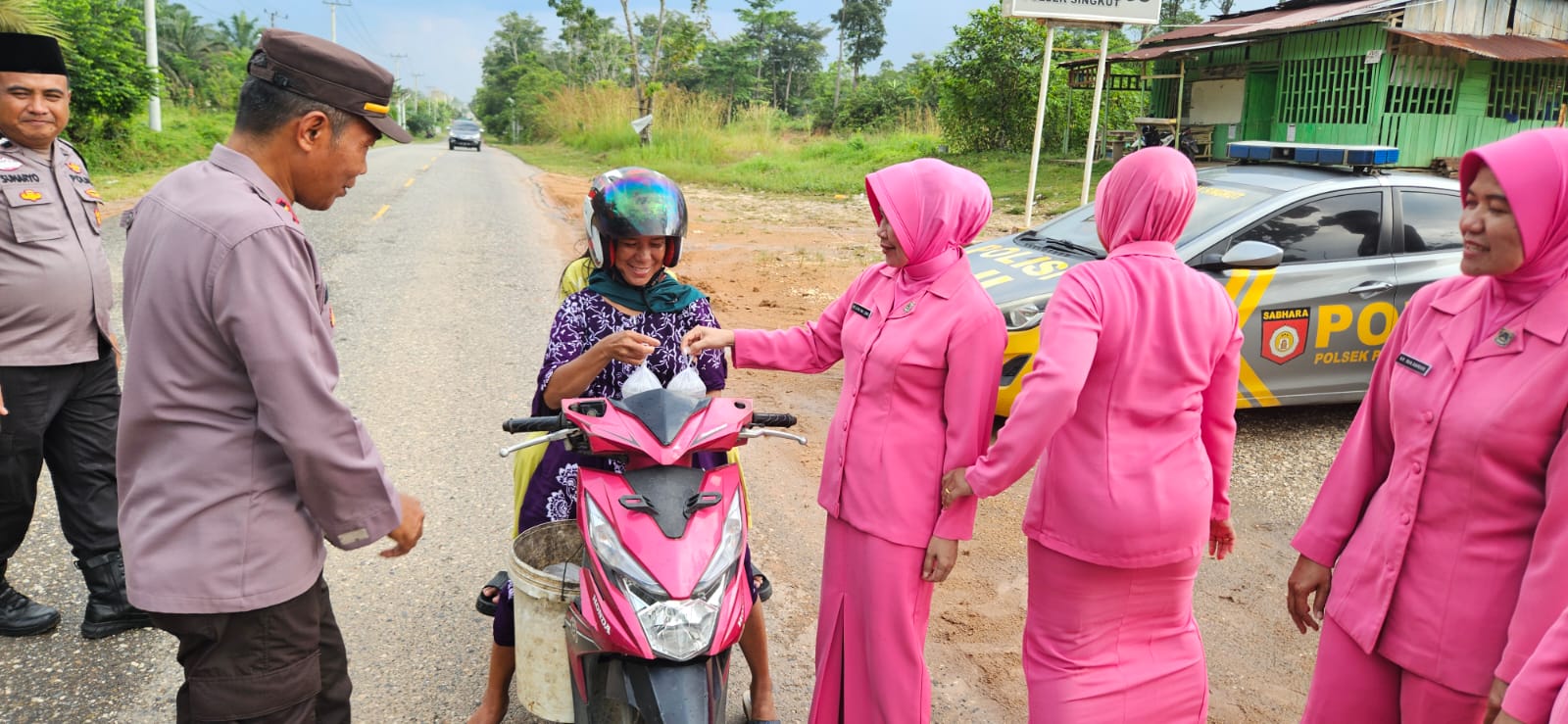 Kapolsek Pelawan Singkut sertakan himbauan kewaspadaan pada Personil saat berbagi Taqjil