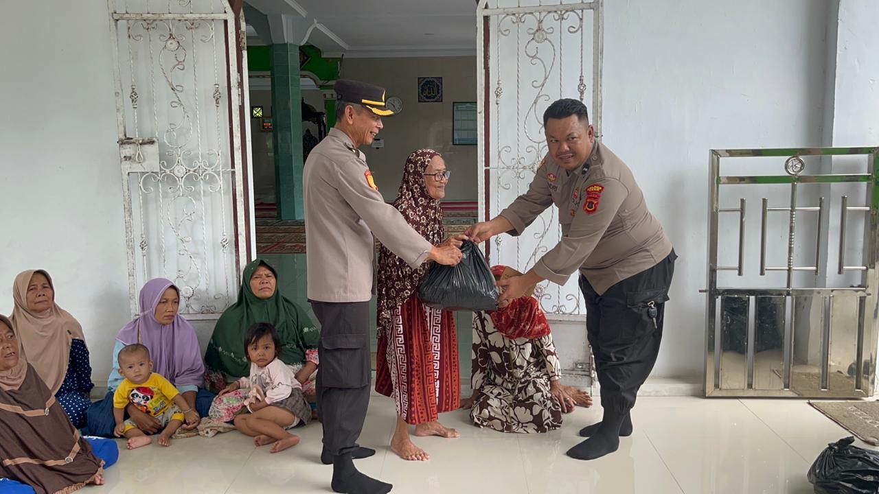 Kapolres Tebo Akbp l Wayan Arta Ariawan. SH. S. Ik. MH  Yang Diwakili Kabag Ren Kompol Cahyo Putra Lelono Memberikan Bantuan Paket Sembako