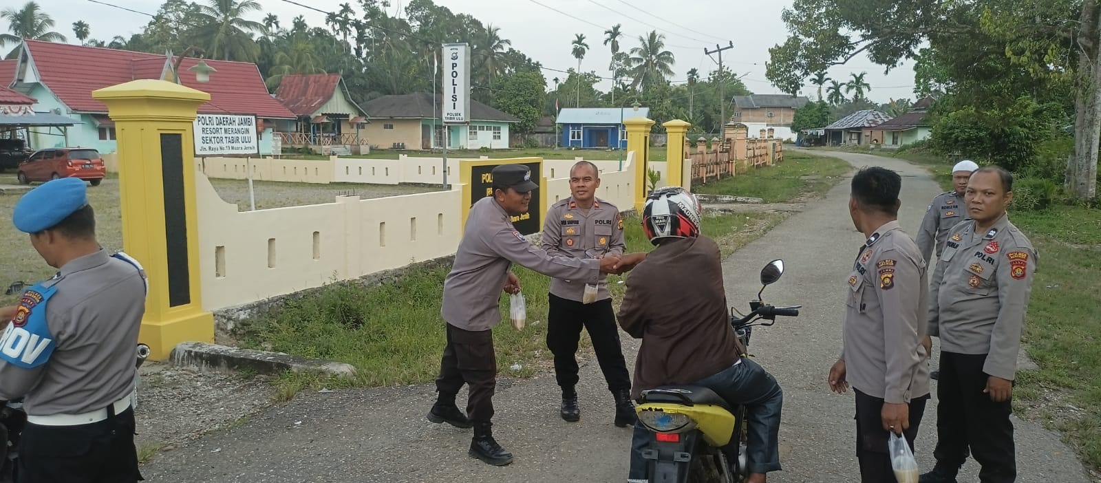 Teruskan Tradisi Nusantara di Bulan Ramadhan, Kapolsek Tabir Ulu, Lain Waktu saat Rizki menghampiri kita Berbagi Taqjil