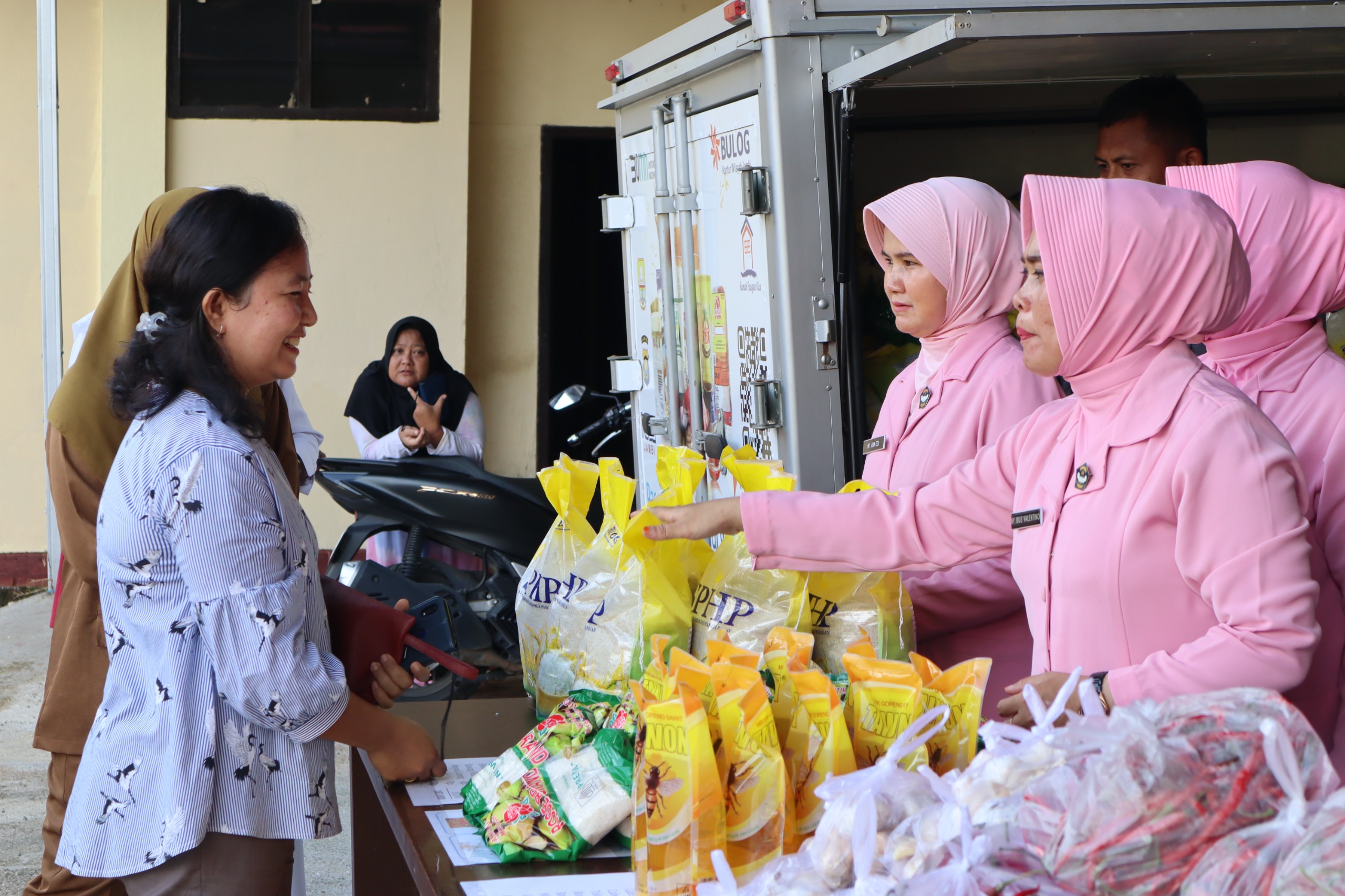 Yayasan Kemala Bhayangkari Cabang Sarolangun Gelar Operasi Pasar Murah 