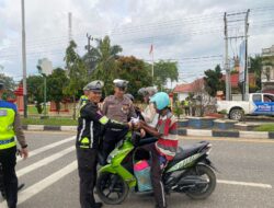 Sat-Lantas Polres Sarongun Berbagi Taqjil 