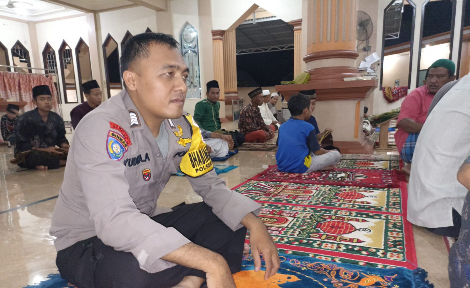 Bhabinkamtibmas Polsek Tebo Ilir Bripka Yudha Arianto Melaksanakan Sholat Teraweh Keliling