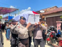 Aipda Hendrik Gabariel Sahat Homonangan Personil Polres Sarolangun di Makamkan dengan Upacara Kedinasan di Kota Kelahiran