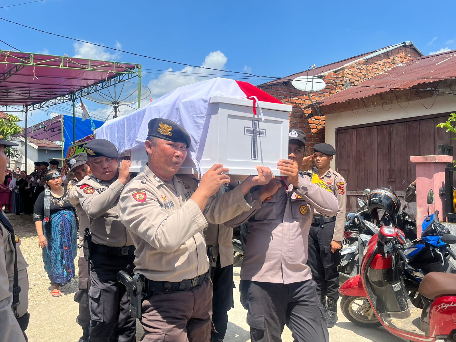 Aipda Hendrik Gabariel Sahat Homonangan Personil Polres Sarolangun di Makamkan dengan Upacara Kedinasan di Kota Kelahiran