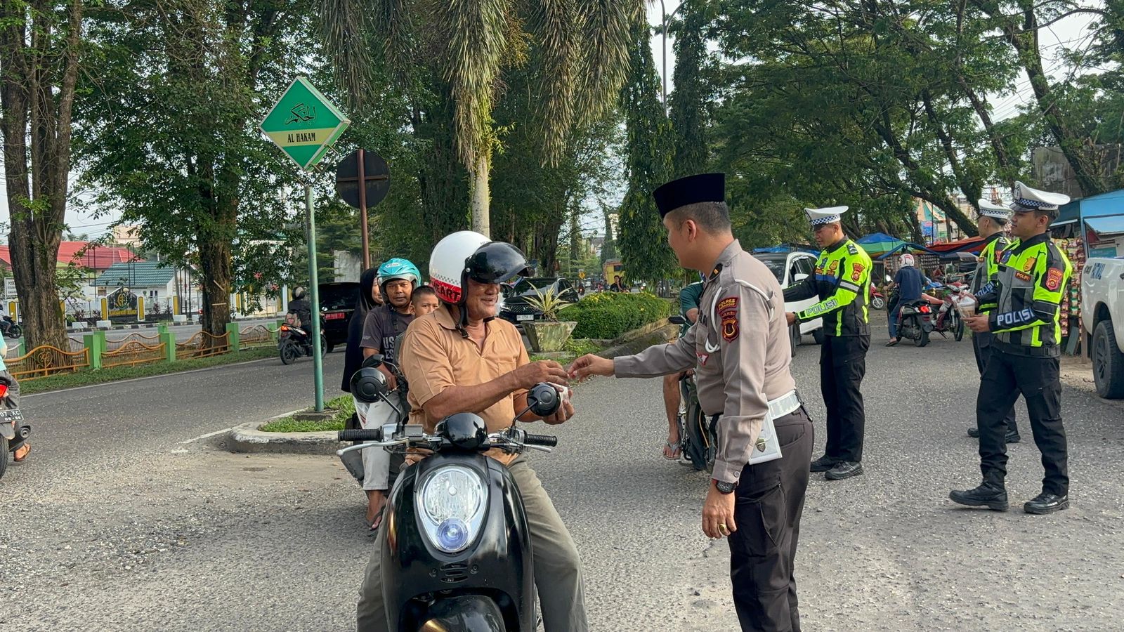 Sat-Lantas,Tetap taati Peraturan lalulintas Edukasi disampaikan saat berbagi Taqjil pada Pengendara kendaraan bermotor 