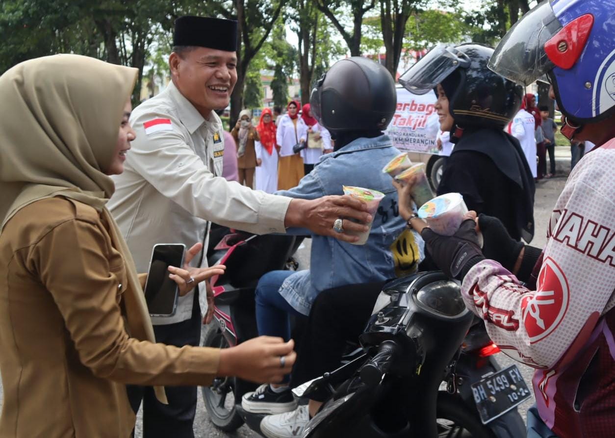 Dinas Kominfo Merangin Bagi-bagi Takzil, warga ucapkan terimakasih Dinas Kominfo Merangin atas pemberiannya