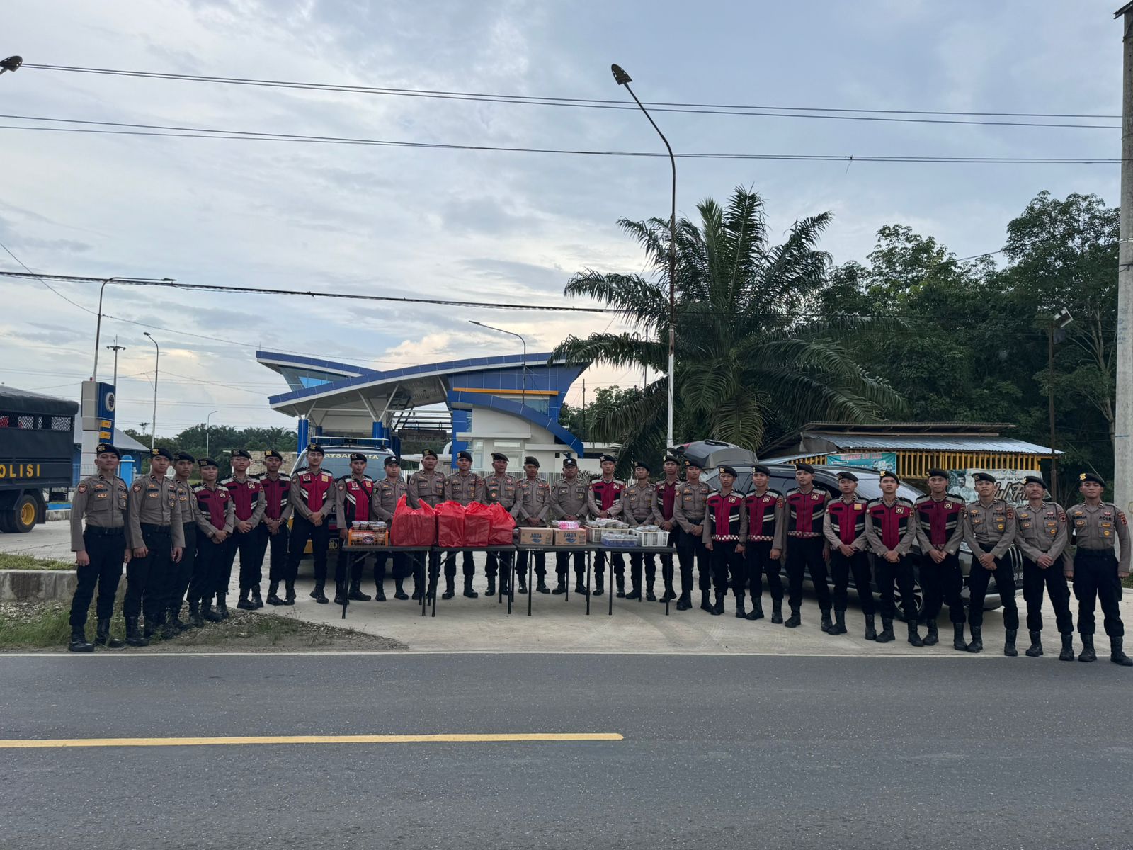 Sat-Samapta dan Dokkes Polres Sarolangun Bagi Taqjil di Bulan Ramadhan 1445H,2024M