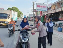 Polres Tebo Kembali Membagikan Takjil Kepada Masyarakat Kel. Muara Tebo