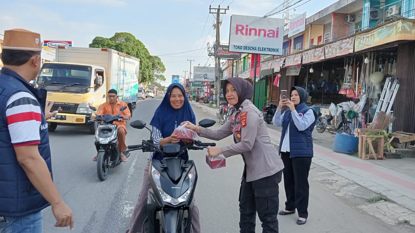 Polres Tebo Kembali Membagikan Takjil Kepada Masyarakat Kel. Muara Tebo