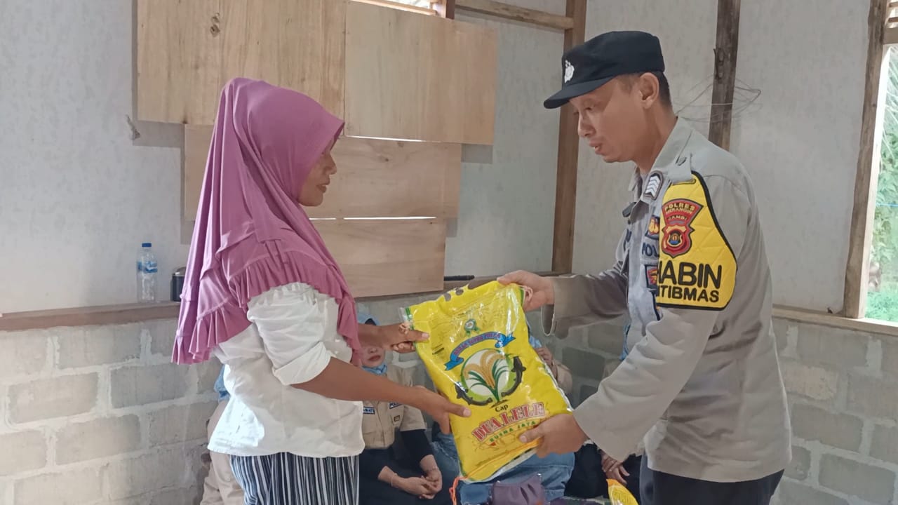 Hidup dengan Sandang Pangan Sederhana mendapat Perhatian dari Komunitas Jumat Berkah Polsek Tabir Selatan