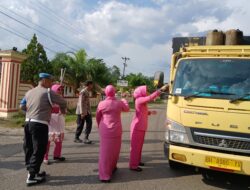 Bagi Taqjil Polsek Mandiangin di Barengi Edukasi pada Warga Akan Menjaga Kamtibmas dan Tertib Berlalulintas. 