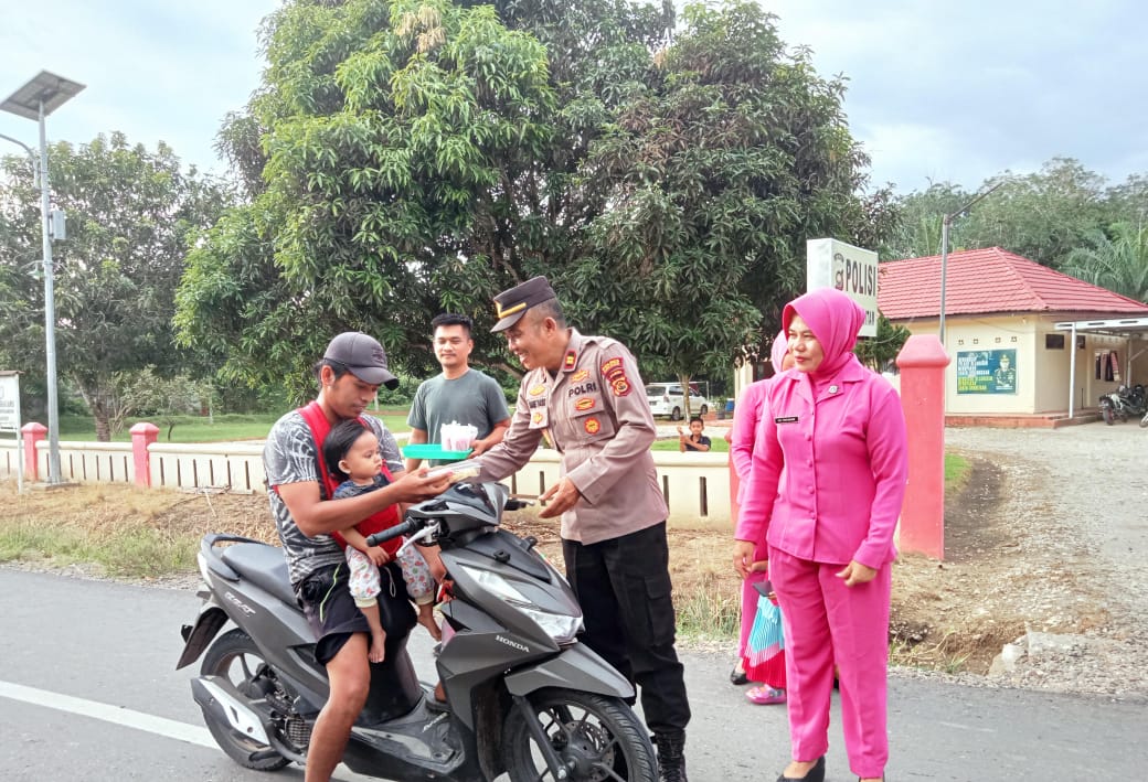 Bagi Taqjil Polsek Air Hitam dan Edukasi Masyarakat Menjaga Kamtibmas, hindari tindakan yang dapat menimbulkan gangguan Kamtibmas.