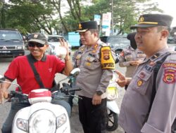 Kapolres bersama Kapolsek Tabir berbagi Taqjil di Bulan Suci Ramadhan 1445H,2024M pada Pengendara Kendaraan Bermotor 