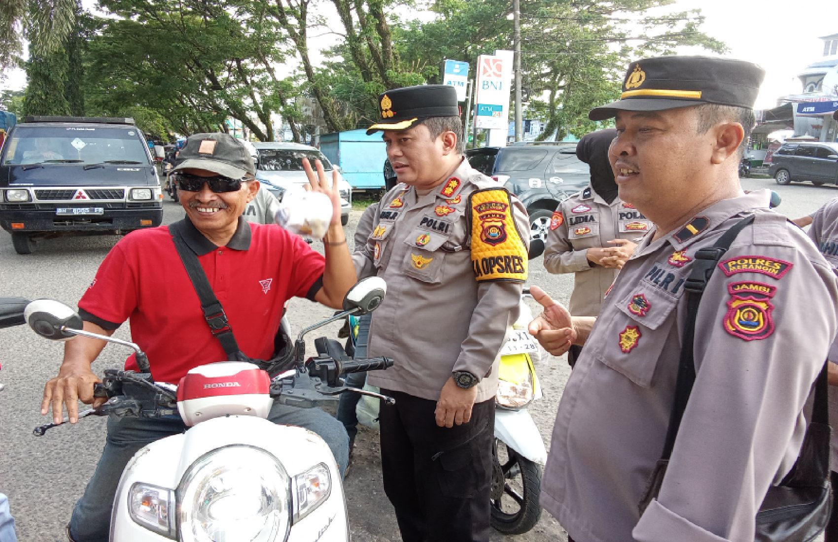 Kapolres bersama Kapolsek Tabir berbagi Taqjil di Bulan Suci Ramadhan 1445H,2024M pada Pengendara Kendaraan Bermotor 