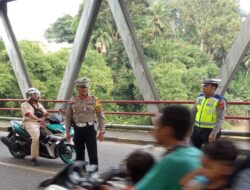 Kasat Lantas Polres Merangin Akp. Eko Sutoyo. SH. Pimpin Langsung Buka tutup Jalan di Pasar Bawah Bangko.