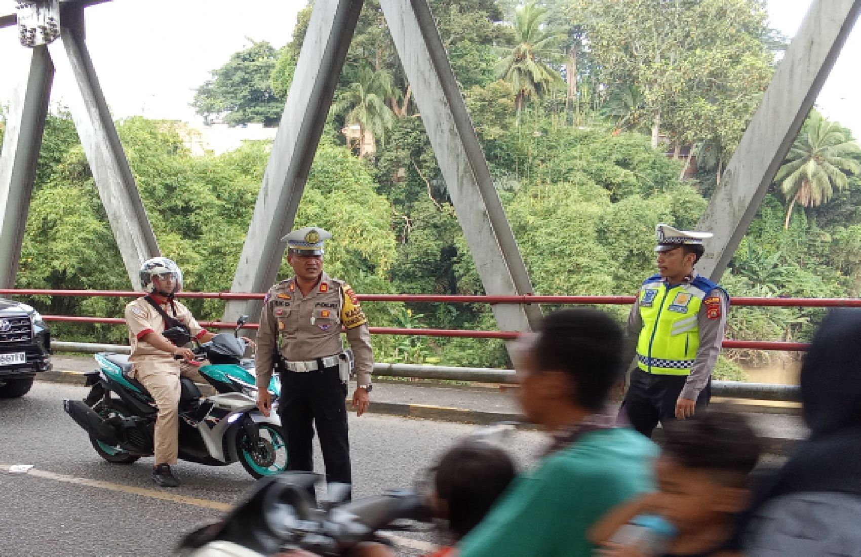 Kasat Lantas Polres Merangin Akp. Eko Sutoyo. SH. Pimpin Langsung Buka tutup Jalan di Pasar Bawah Bangko.