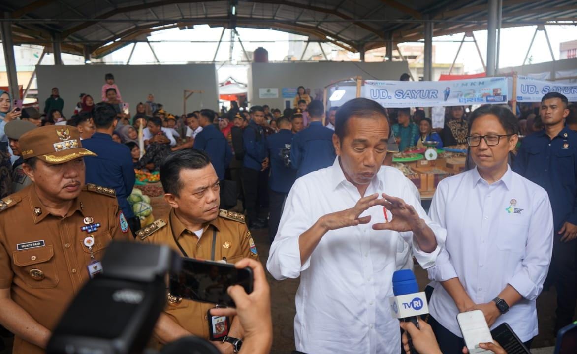 Presiden Jokowi Disambut Meriah Warga Merangin kunjungi Pasar Rakyat dan Gudang Bulog Sarko