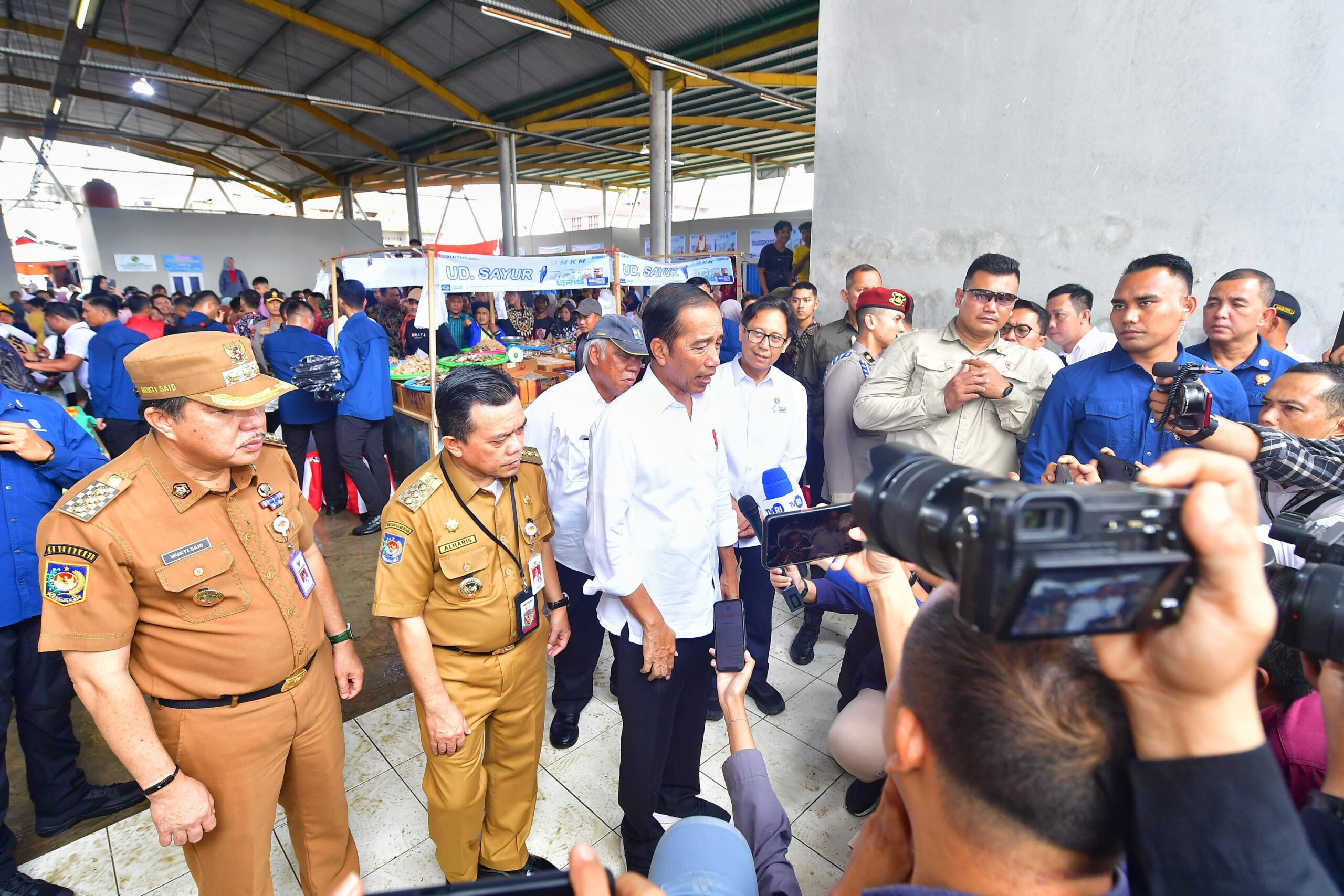 Jelang Lebaran, Presiden Jokowi Pantau Stok dan Harga Bahan Pokok di Pasar Rakyat Merangin