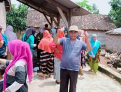 Kepala Pekon Gunung Meraksa Bagi-bagi Ayam Kepada Warganya Sebanyak 700 Ekor