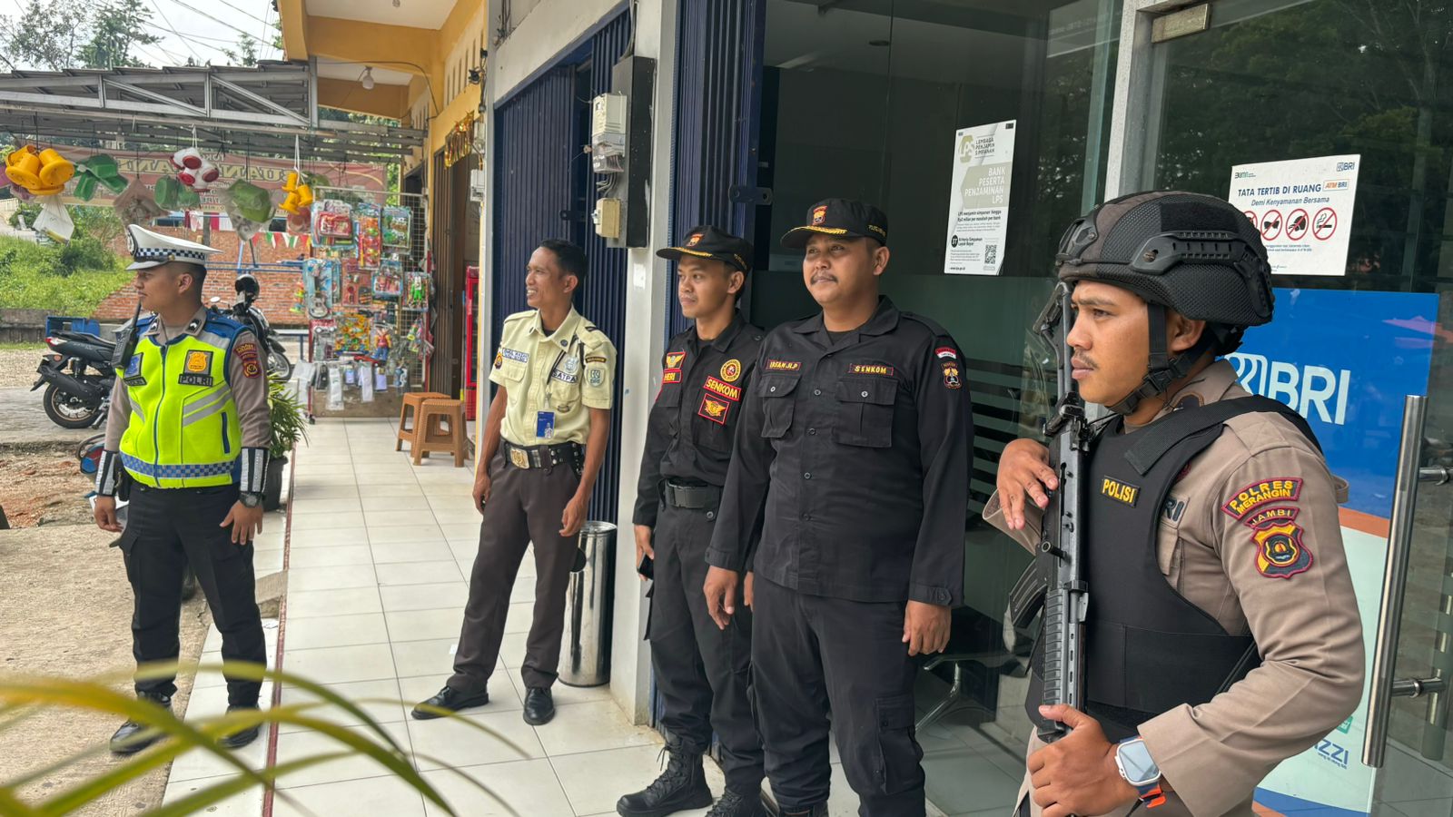 Personil PAM GABUNGAN laksanakan Pengamanan di Pasar Bawah Bangko